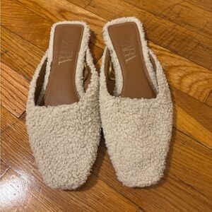 Zara Women's Cozy Cream Shearling Mules